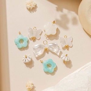 DIY-Anhänger-Set mit Acrylblumen und Schleifen mit goldenen Aufhängeschlaufen