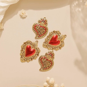 Set mit vier französischen Vintage-Herzanhängern in Rot und Gold für DIY-Schmuck
