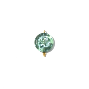 Détail d'un pendentif fleur en acrylique vert clair avec anneau doré pour bijoux