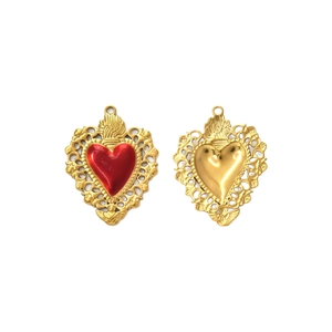 Französischer Vintage Herzanhänger in Gold und rotem Emaille für DIY Schmuck