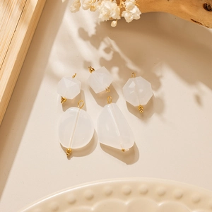 Set de joyería DIY con cinco colgantes de piedra blanca translúcida y herrajes dorados