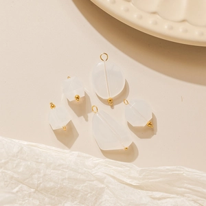 Elegantes colgantes geométricos de piedra blanca con anillos dorados para joyería DIY