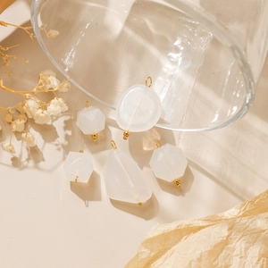 Set de cinco colgantes geométricos blancos traslúcidos con alambre dorado para joyas DIY