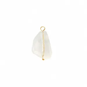 Colgante geométrico minimalista de ópalo natural con aguja dorada y anillo de metal