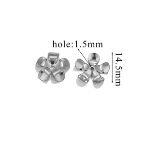 Vista dettagliata della perla a fiore placcata oro 18K argento con foro da 1,5 mm