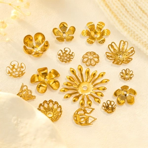 Vari copriperle cavi placcati oro 18K e distanziatori a fiore per gioielli fai da te