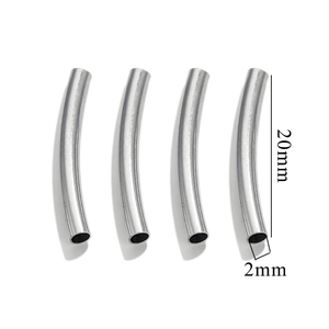 Vista dettagliata di quattro perle tubolari curve in acciaio inossidabile da 20x2 mm