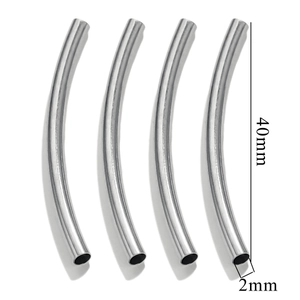 Dettaglio di tubi curvi in acciaio inossidabile da 40mm per la creazione di gioielli fai-da-te