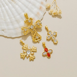 Colgantes de cruz gótica vintage en oro con circonitas brillantes y perlas