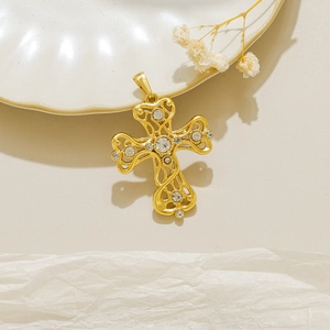 Colgante de cruz calada vintage dorada con diamantes de imitación para joyería DIY