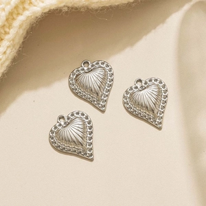 Tres colgantes de corazón de acero inoxidable plateado con patrones radiales para joyería DIY