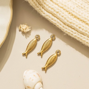 Conjunto de tres colgantes de pez en acero inoxidable dorado para creación de joyas DIY