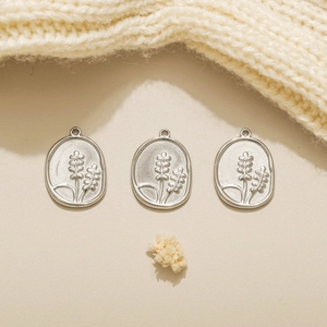 Tres colgantes ovalados de acero inoxidable con relieves florales para joyería DIY