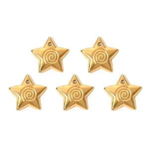 Macro detail van vijf gouden sterhangers met spiraaltextuur voor DIY sieraden maken