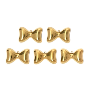 Vue détaillée de cinq pendentifs nœuds en acier inoxydable plaqué or 18K poli miroir