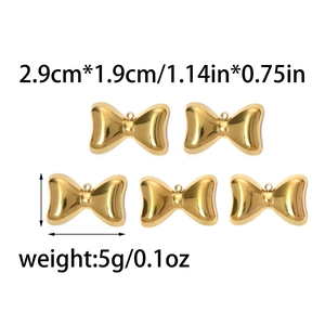 Cinq pendentifs nœud papillon en acier doré pour création de bijoux avec finition miroir