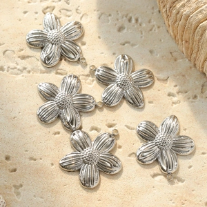 Pendenti a fiore a cinque petali in acciaio inossidabile con finitura testurizzata