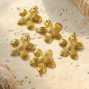 Cinque ciondoli a fiore in acciaio inox dorato con petali rigati per gioielli fai-da-te