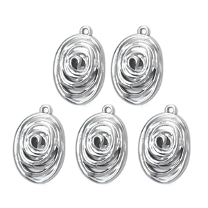 Detailansicht von 5 silbernen ovalen Spiral-Edelstahl-Anhängern für DIY-Schmuckzubehör