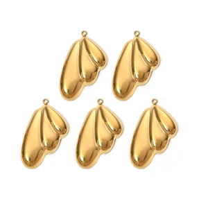 Vue détaillée de cinq pendentifs ailes en acier doré poli pour la création de bijoux DIY