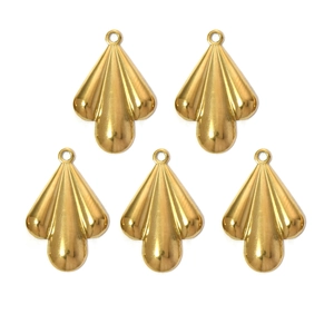 Makroansicht von fünf fächerförmigen Anhängern aus Edelstahl 304 für DIY-Schmuck