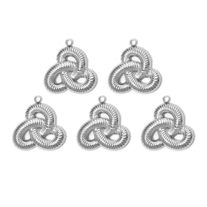 Dettaglio di 5 ciondoli triquetra in argento con trama a spirale per gioielli e fai-da-te