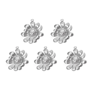 Détails de pendentifs marguerites en acier inoxydable avec textures de pétales ciselées
