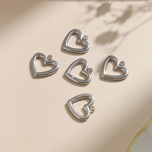 Vijf holle hart hangers in gepolijst 304 roestvrij staal voor DIY sieraden maken