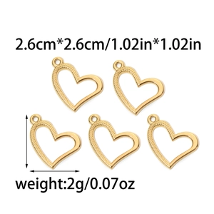 Détail de cinq pendentifs coeur dorés avec bords texturés et mesures de taille