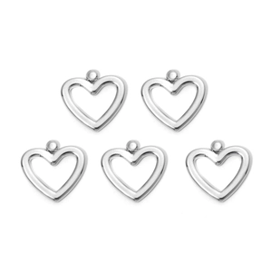 Detailweergave van vijf holle hartbedeltjes van gepolijst roestvrij staal voor DIY-sieraden