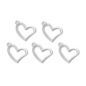 Détail de cinq pendentifs coeur en acier inoxydable 304 avec texture à picots