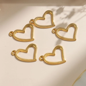 Cinq breloques coeur creuses en acier inoxydable doré pour création de bijoux DIY