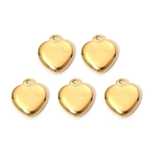 Vista detallada de cinco colgantes de corazón 3D en acero inoxidable dorado muy pulido