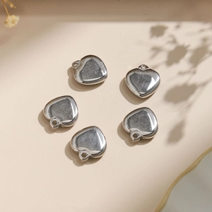 Set de cinco colgantes de corazón de acero inoxidable 304 pulido para crear joyas