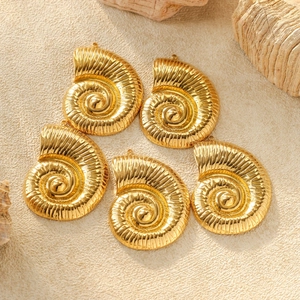 Cinq pendentifs en acier inoxydable 304 doré en forme de coquillage avec texture spirale