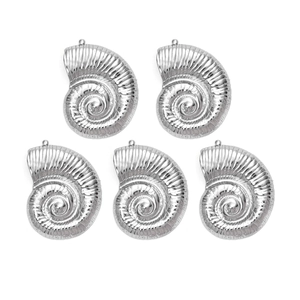 Détail d'un lot de cinq pendentifs coquillages en acier poli avec texture en spirale