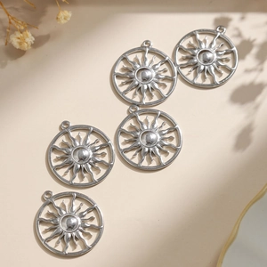 Five pieces of vintage silver sunburst pendants in 304 stainless steel for DIY jewelry