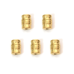 Détails de cinq perles cylindriques dorées gravées de motifs géométriques pour bijoux