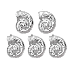 Lot de cinq pendentifs en acier inoxydable poli en forme de coquillage en spirale