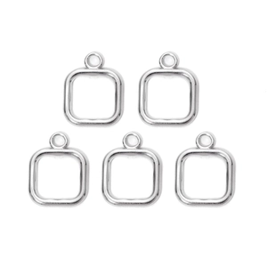 Detail von fünf quadratischen Edelstahl-Anhängern mit Hochglanz-Finish für DIY-Schmuck