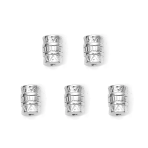 Cinq perles d'espacement cylindriques en acier inox 304 avec texture gravée sur blanc