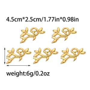 Détail de cinq pendentifs feuille de saule dorée avec dimensions précises de 4,5 cm par 2,5 cm