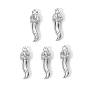 Set di cinque ciondoli cornicello in acciaio inossidabile argento con cappucci a corona