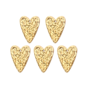 Detaillierte Makroansicht von 5 goldenen Herzanhängern aus Edelstahl mit Hammerschlag-Textur
