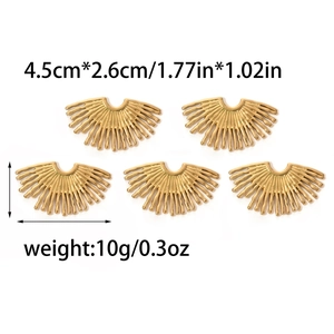 Makro-Detail von 4,5 cm goldenen Ginkgo-Blatt-Anhängern mit feiner vertikaler Rippung und Textur