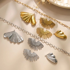 Details von Ginkgoblatt- und Fächeranhängern aus Edelstahl 304 in Gold und Silber