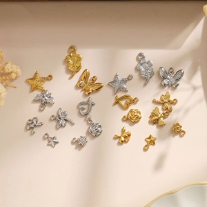 Verschiedene goldene und silberne Edelstahl-Anhänger für DIY-Schmuck in Tier- und Blumenform