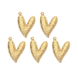 Detailoverzicht van 5 gehamerde gouden V-hart hangers voor het maken van sieraden