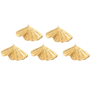 Goldene Ginkgoblatt-Anhänger aus Edelstahl mit Faltenstruktur für DIY-Schmuckherstellung