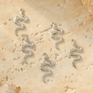 Lot de 5 breloques serpent en acier inoxydable 304 avec écailles sur fond de pierre